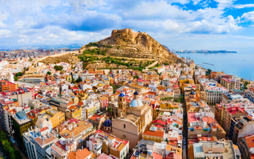 Die Burg Santa Barbara ist eine Festung auf dem Berg Benacantil im Zentrum von Alicante, Spanien.