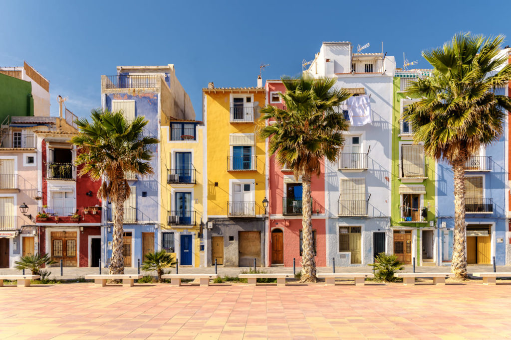 Strandhäuser in Villajoyosa, einem charmanten mediterranen Dorf in Alicante