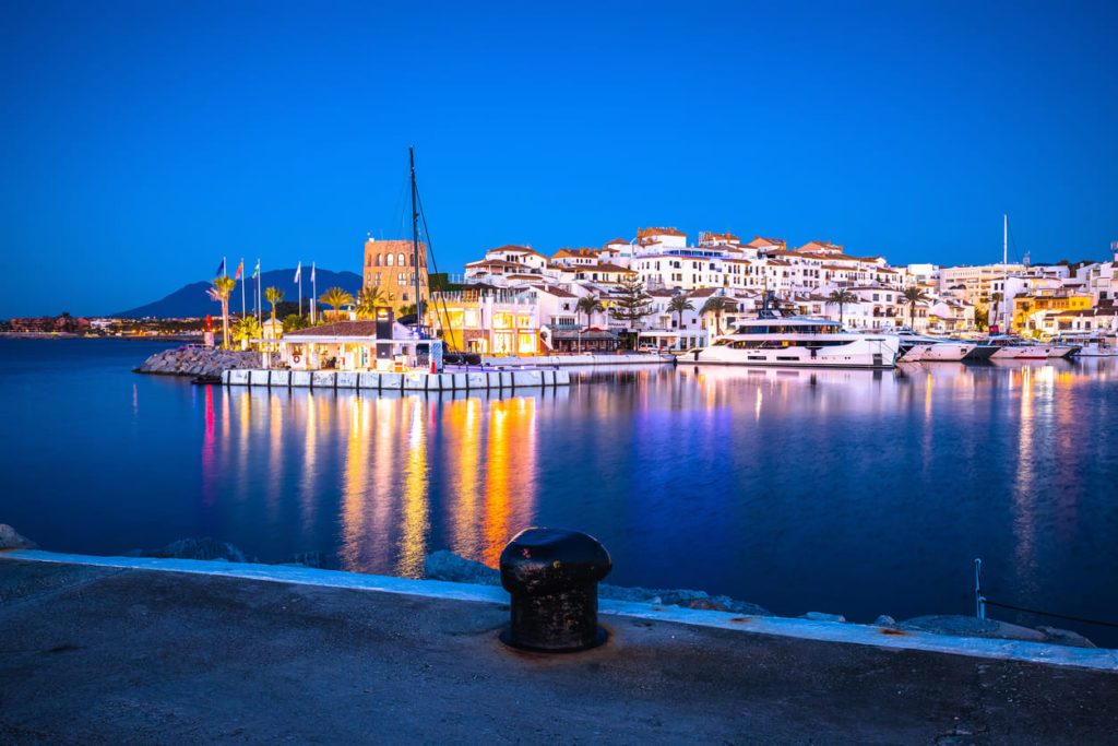 Berühmter Hafen von Puerto Banús in der Nähe von Marbella im Morgengrauen.