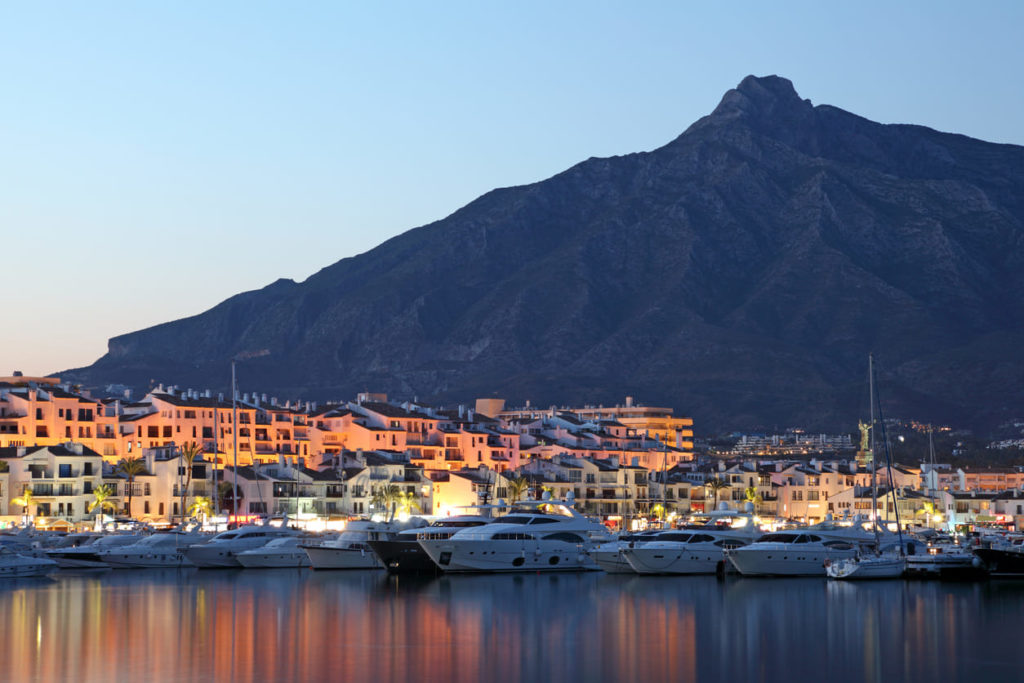 Puerto Banus am Abend.