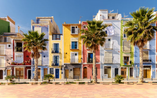 Strandhäuser in Villajoyosa, einem charmanten mediterranen Dorf in Alicante