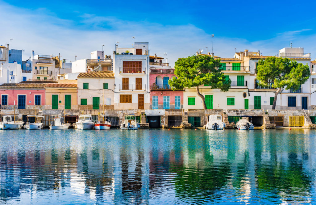 Blick auf den Hafen von Porto Colom mit bunten Häusern auf Mallorca