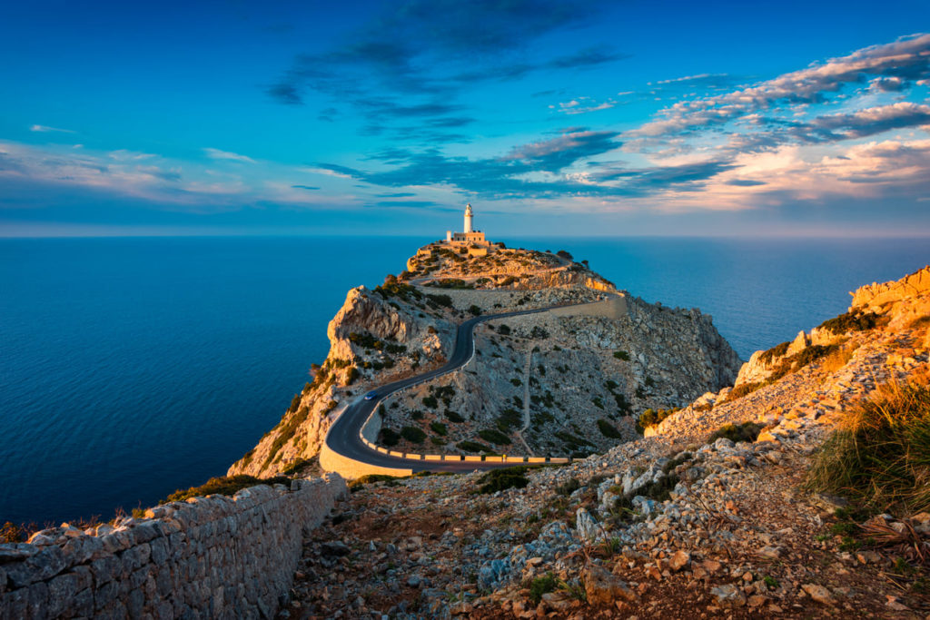 Leuchtturm von Cap de Formentor Mallorca Spanien bei Sonnenuntergang