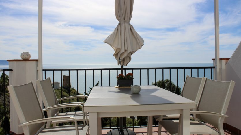 Exklusives Doppelhaus mit Dachterrasse und Meerblick bei Nerja