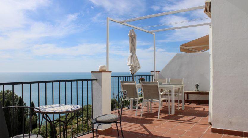 Exklusives Doppelhaus mit Dachterrasse und Meerblick bei Nerja