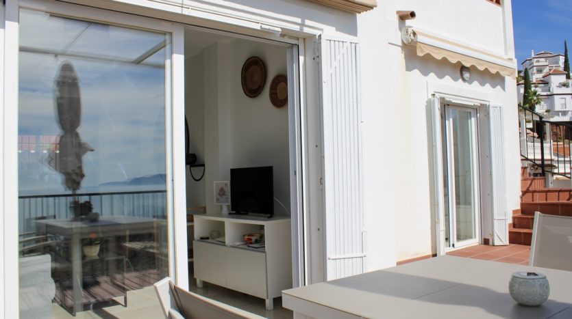 Exklusives Doppelhaus mit Dachterrasse und Meerblick bei Nerja