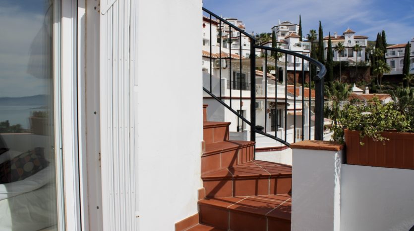 Exklusives Doppelhaus mit Dachterrasse und Meerblick bei Nerja