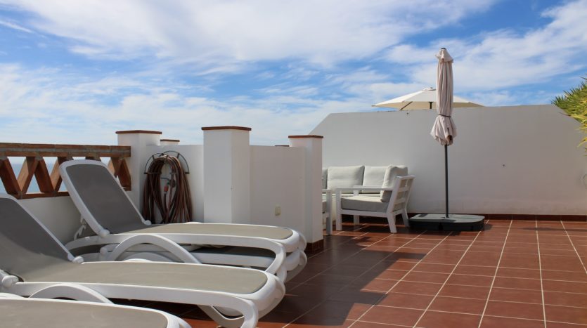 Exklusives Doppelhaus mit Dachterrasse und Meerblick bei Nerja