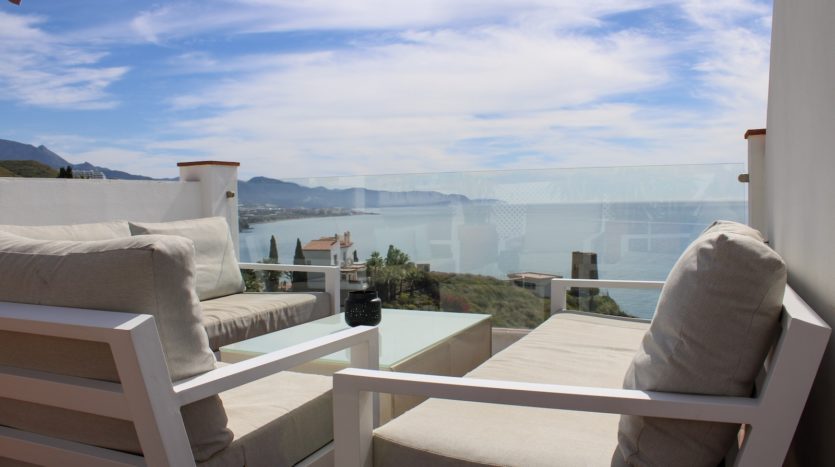 Exklusives Doppelhaus mit Dachterrasse und Meerblick bei Nerja