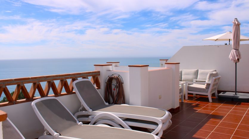 Exklusives Doppelhaus mit Dachterrasse und Meerblick bei Nerja