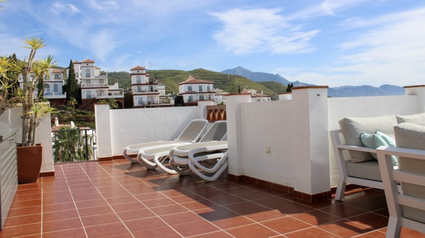 Exklusives Doppelhaus mit Dachterrasse und Meerblick bei Nerja
