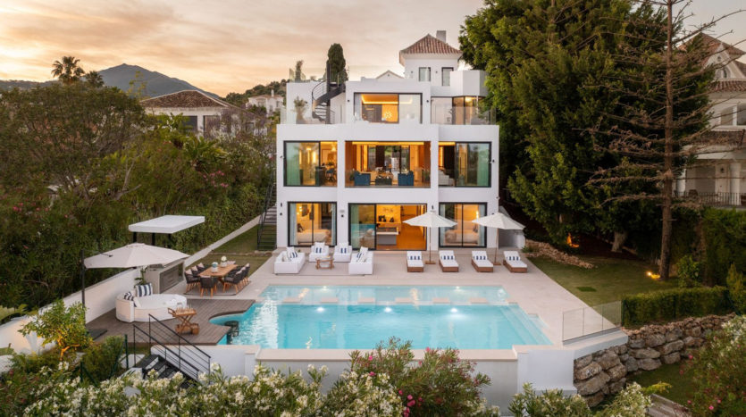 Villa mit 6 Schlafzimmern in Nueva Andalucía - Meerblick & Strandnähe