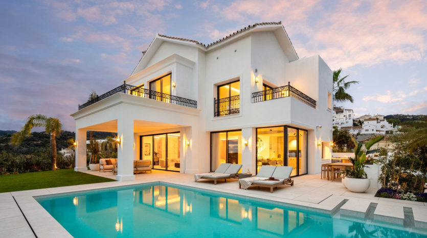 Villa mit 5 Schlafzimmern in Los Arqueros Golf - Meerblick & Strandnähe